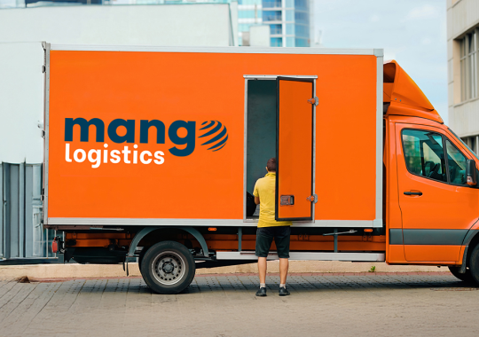 Caminhão da mango logistics